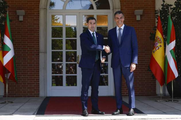 Imanol Pradales i Pedro Sánchez a la Moncloa   EFE