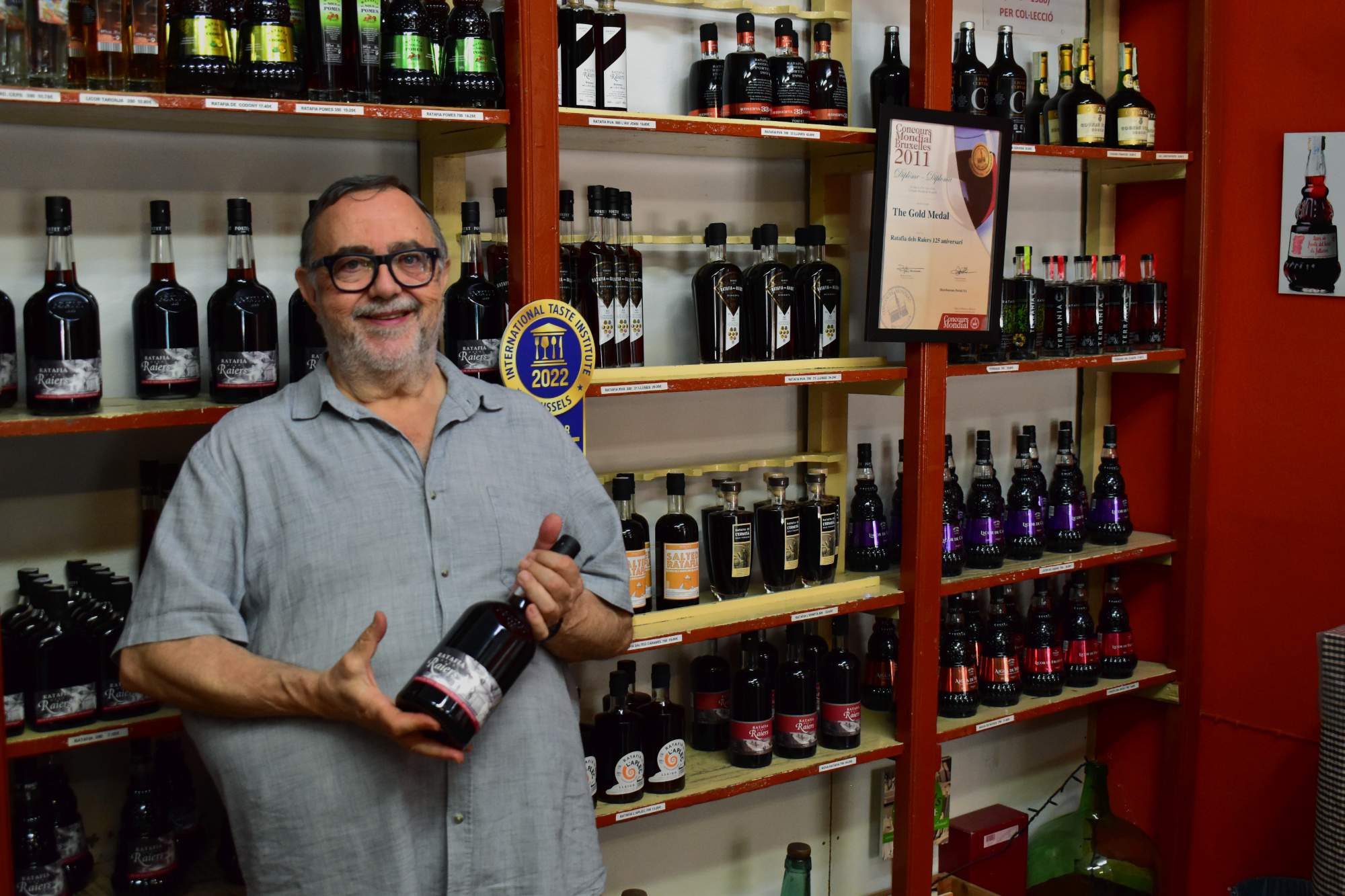 La ratafia centenària que es fa en aquesta destil·leria catalana i es va descobrir per error