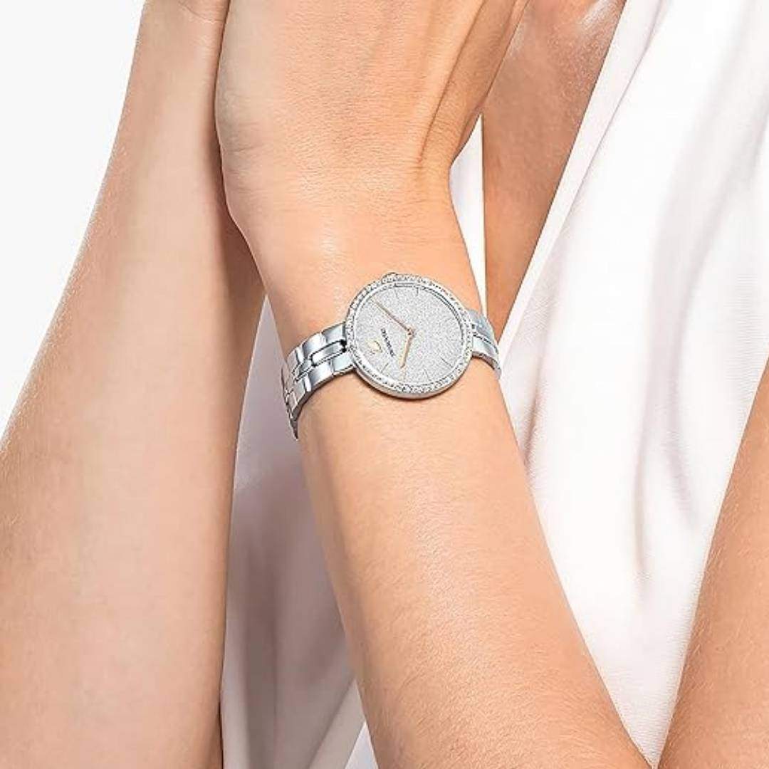 Nadie se cree el precio hasta que lo ve en la muñeca: el reloj viral de Swarovski