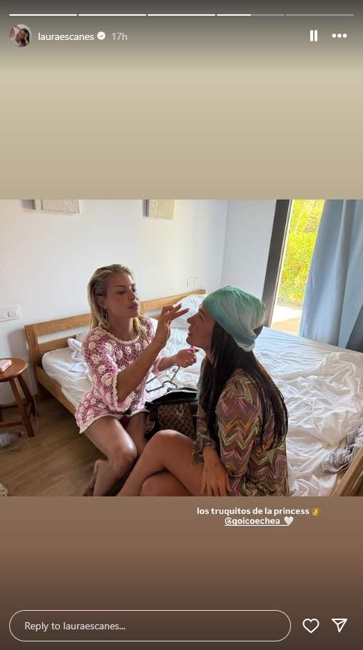 Goicoecehea ensenyant li un truc a Laura Escanes   Instagram