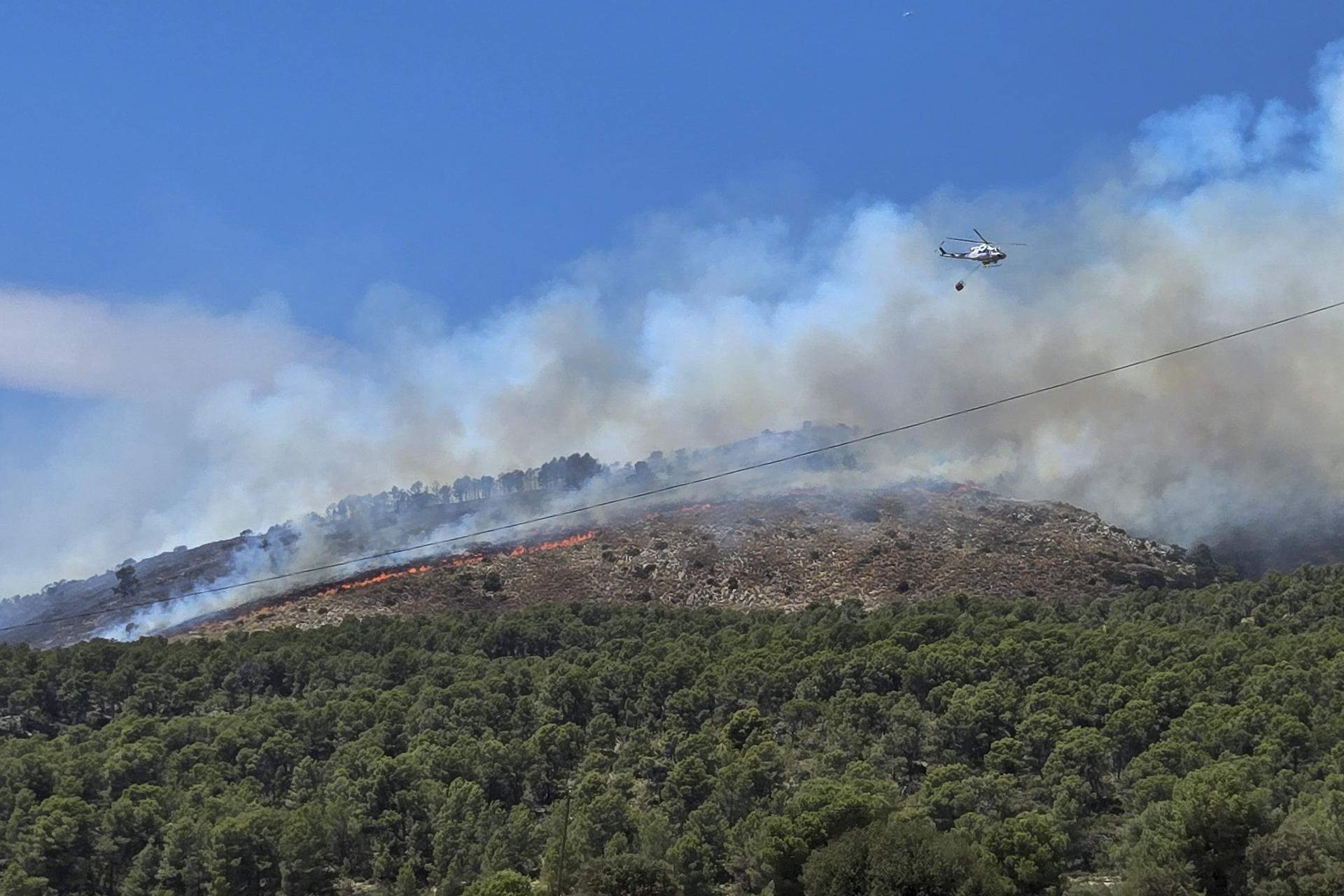 Estabilizado el incendio que quema en Ibi (Alicante) desde el viernes