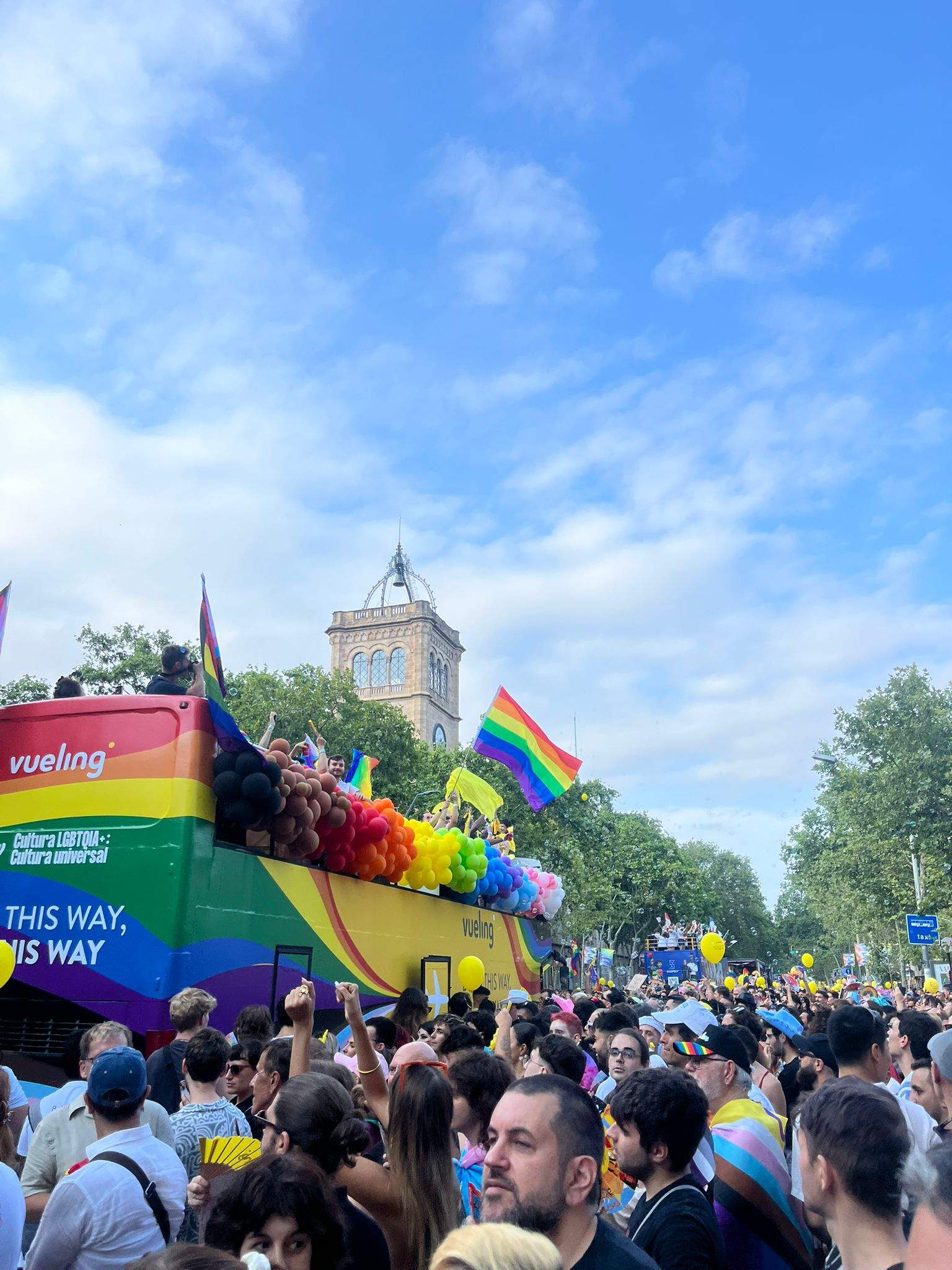 Decenas de miles de personas llenan las calles de Barcelona por la rúa del Pride 2025