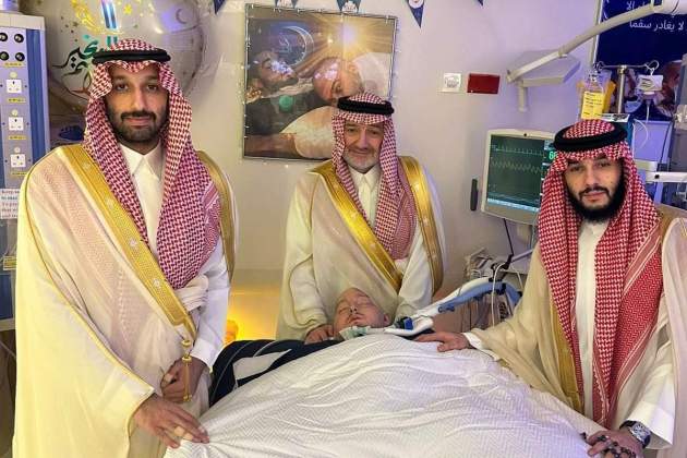 En|A el Waleed bin Khaled Al Saud rodeado de los suyos próximos