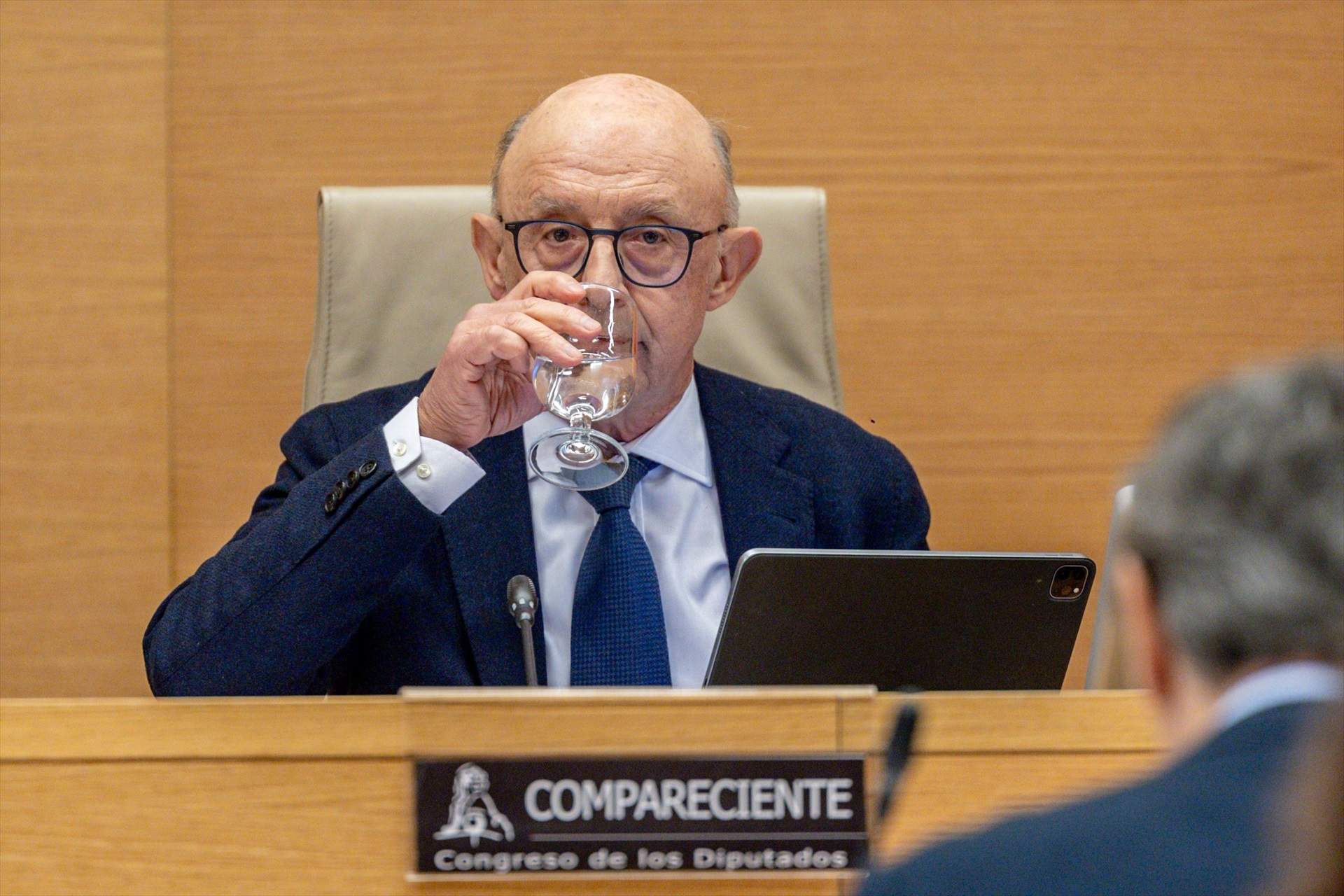 Montoro colocó en el Ministerio de Hacienda a personas vinculadas a su despacho