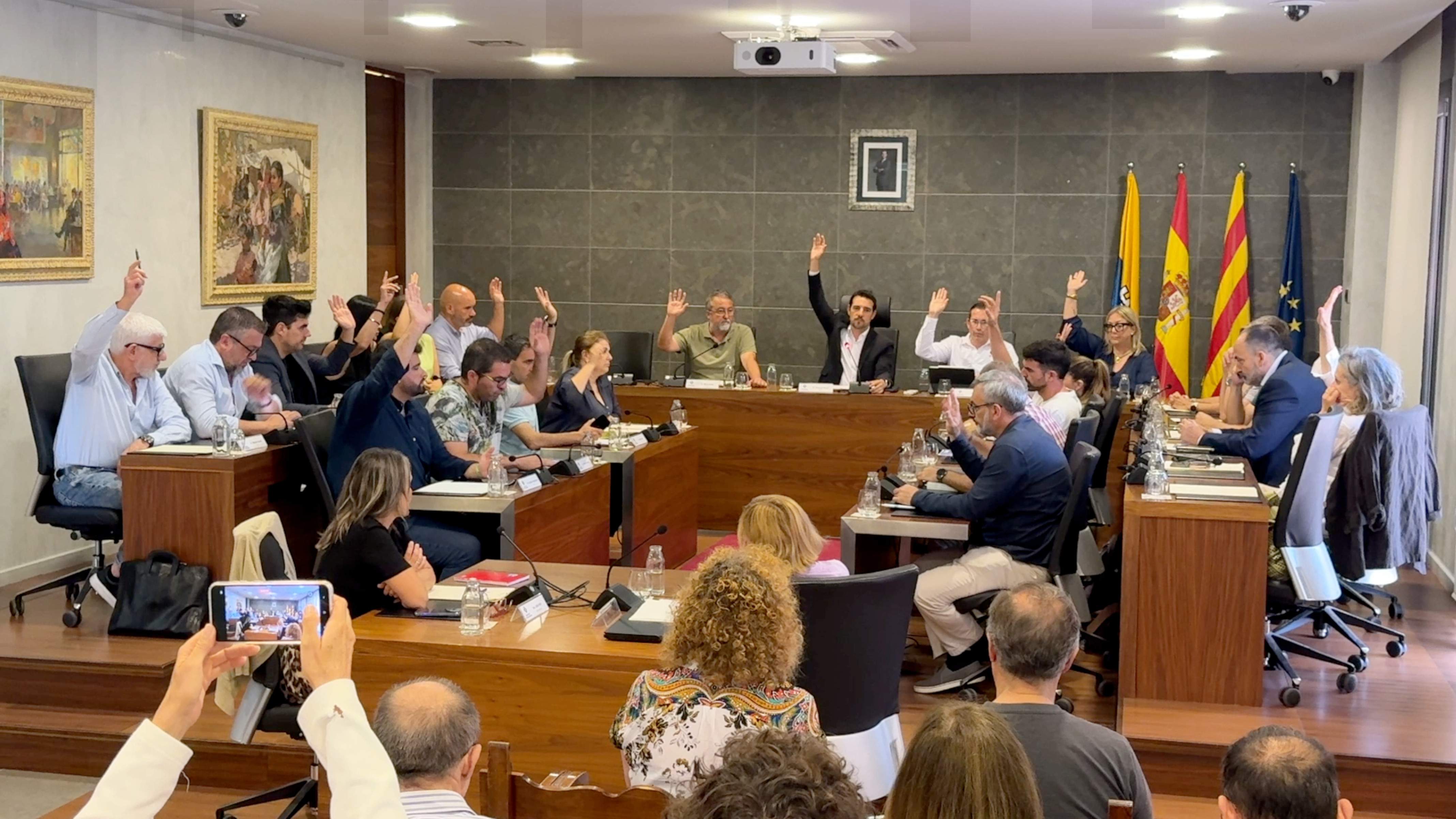 ERC denuncia que Castelldefels excluye el catalán de un ciclo de cine por la queja de una sola espectadora