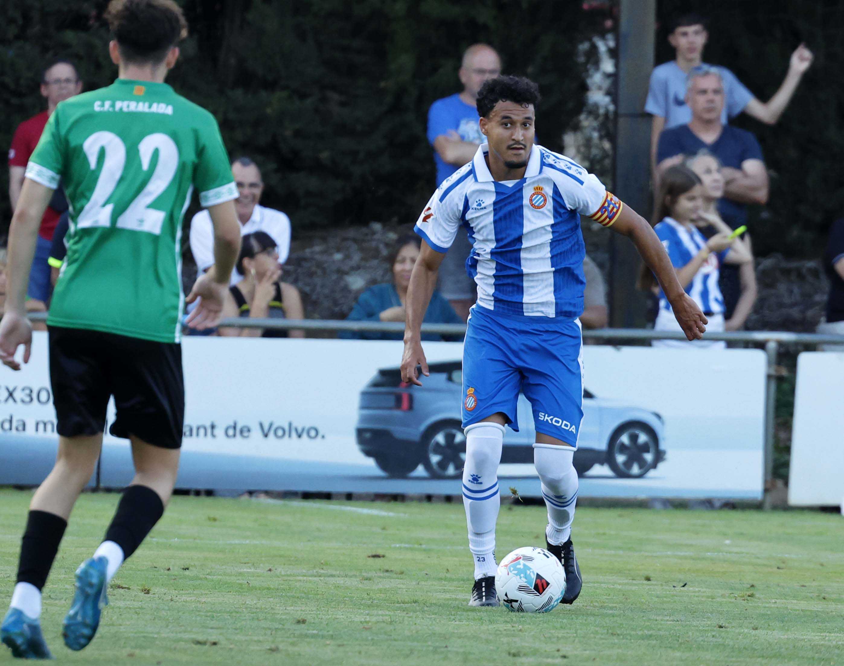 Omar El Hilali: "Cuando la gente no sabe que soy futbolista, me miran como si hubiera cometido 40 delitos"