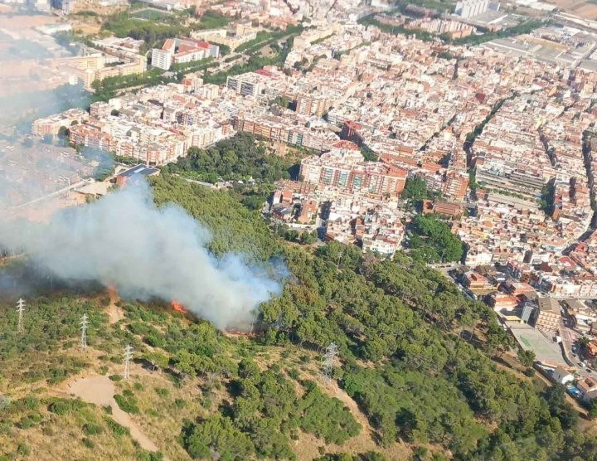 Un incendi forestal a Viladecans crema part de la muntanya i aixeca una gran columna de fum