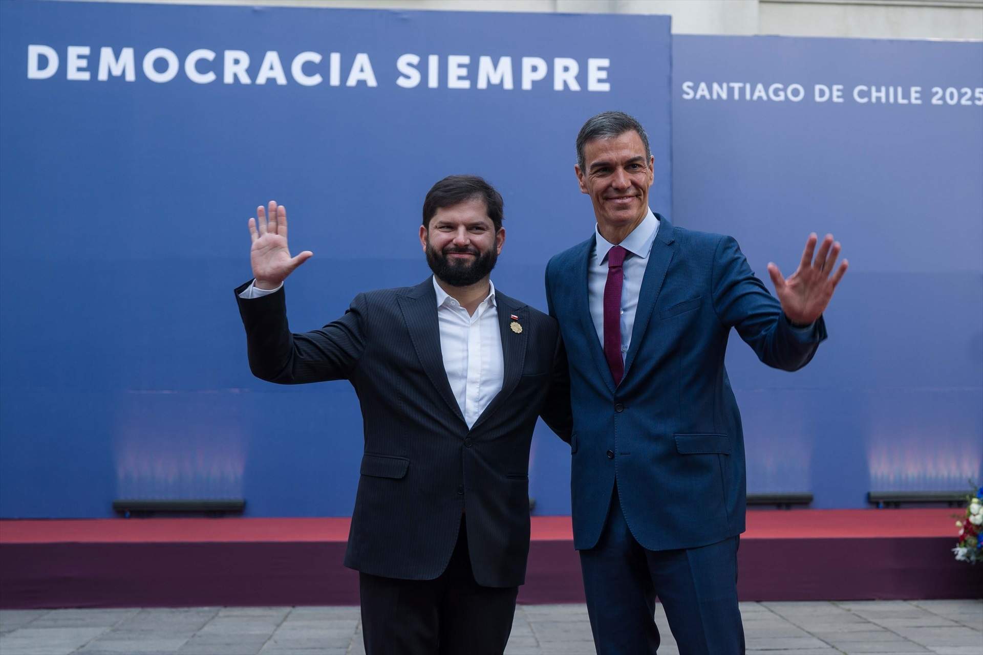 Sánchez reclama "pasar a la ofensiva" contra la "internacional reaccionaria" al lado de Lula, Petro i Boric