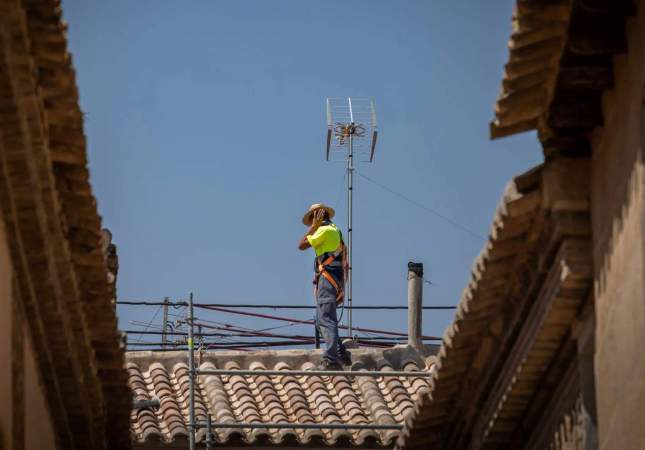 obrero tejado vivienda trabajador efe