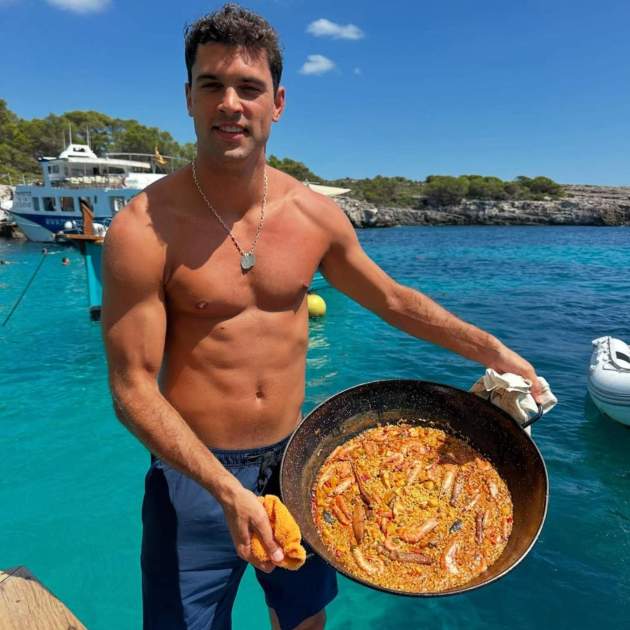 Manu Moreno ensenyant una paella Instagram Manu Moreno ensenyant una paella Instagram