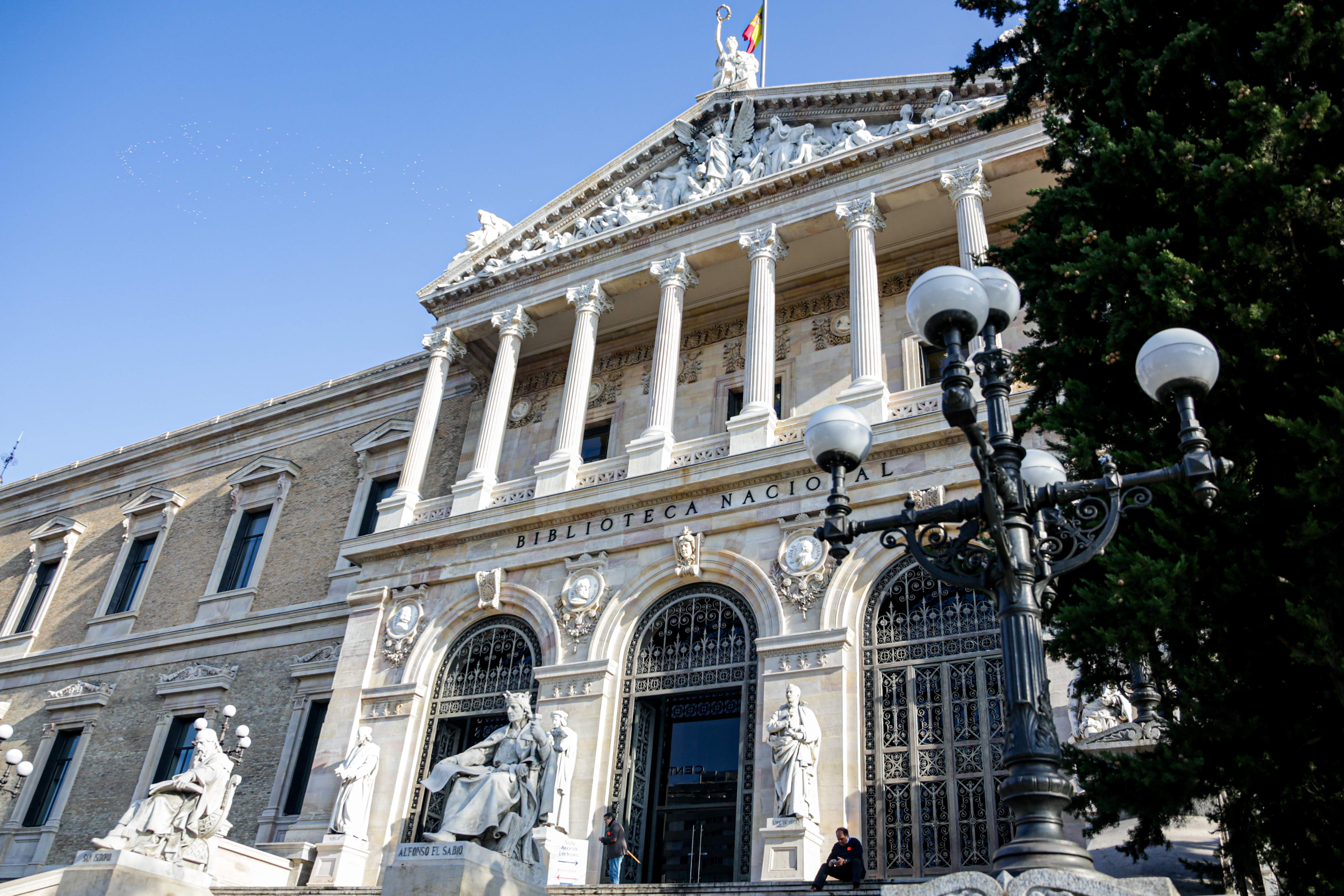 El ministre Urtasun estudia retirar la corona reial del logotip de la Biblioteca Nacional d'Espanya