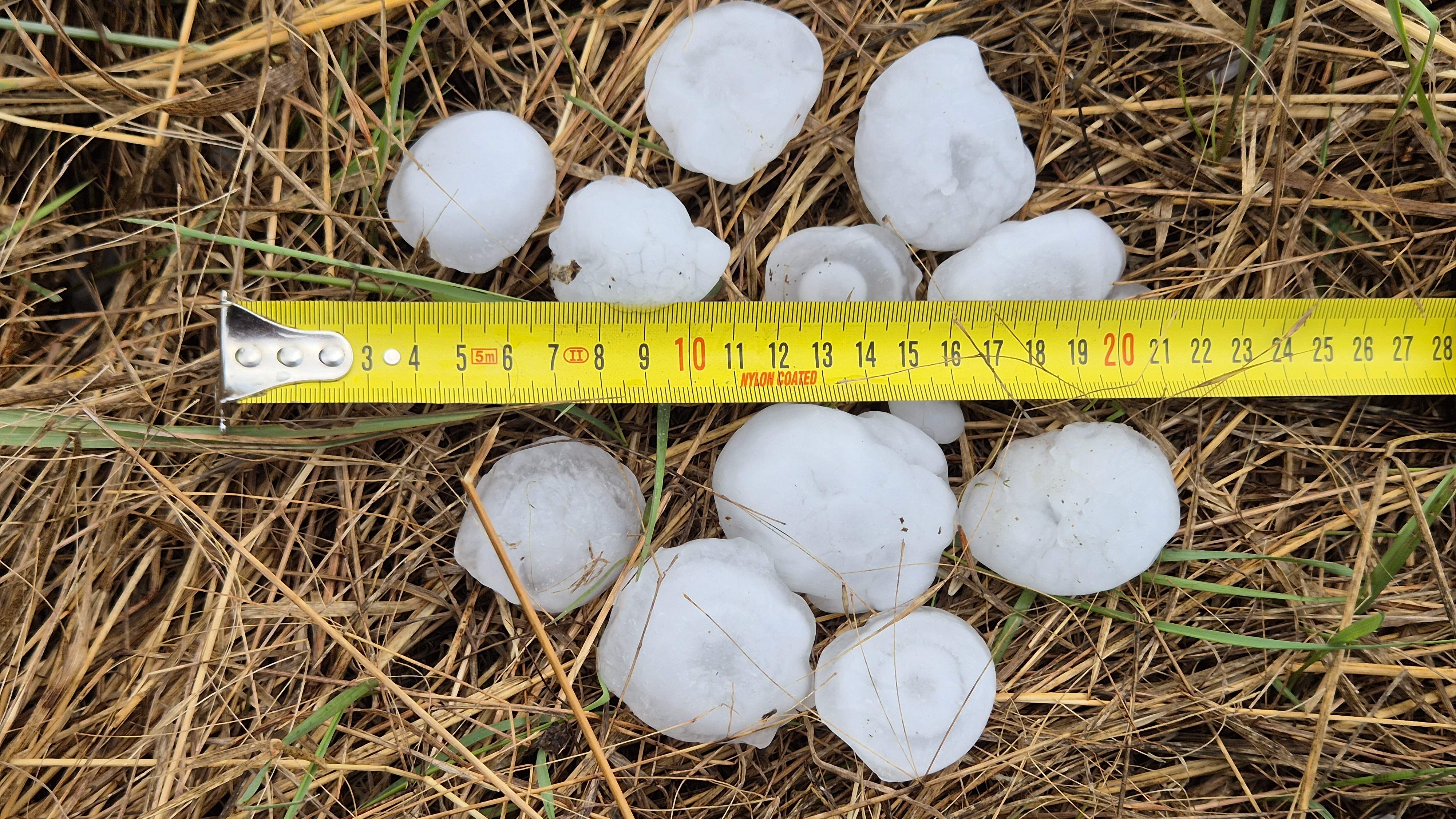 Les imatges més impactants del temporal amb calamarsa a diferents indrets de Catalunya