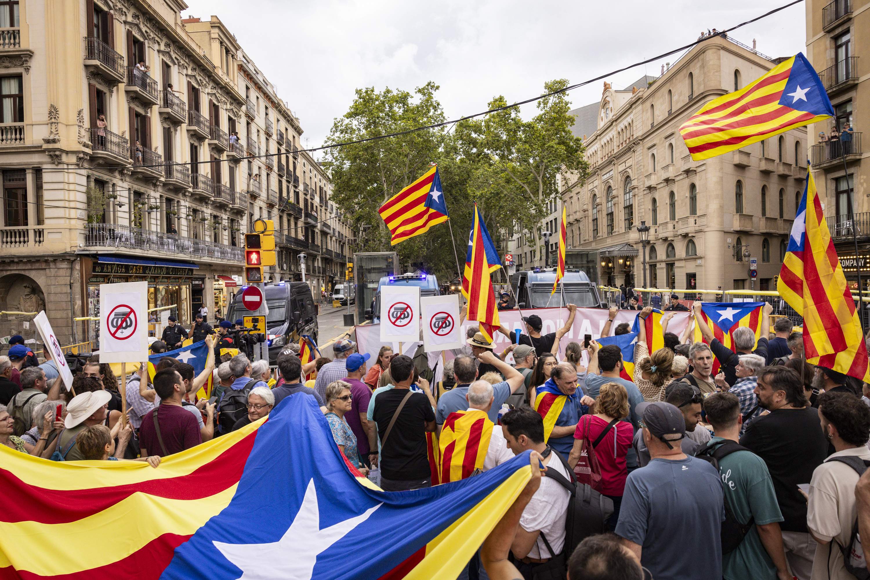 Felip VI i Elionor, escridassats per l'independentisme a Barcelona en la seva arribada al Liceu