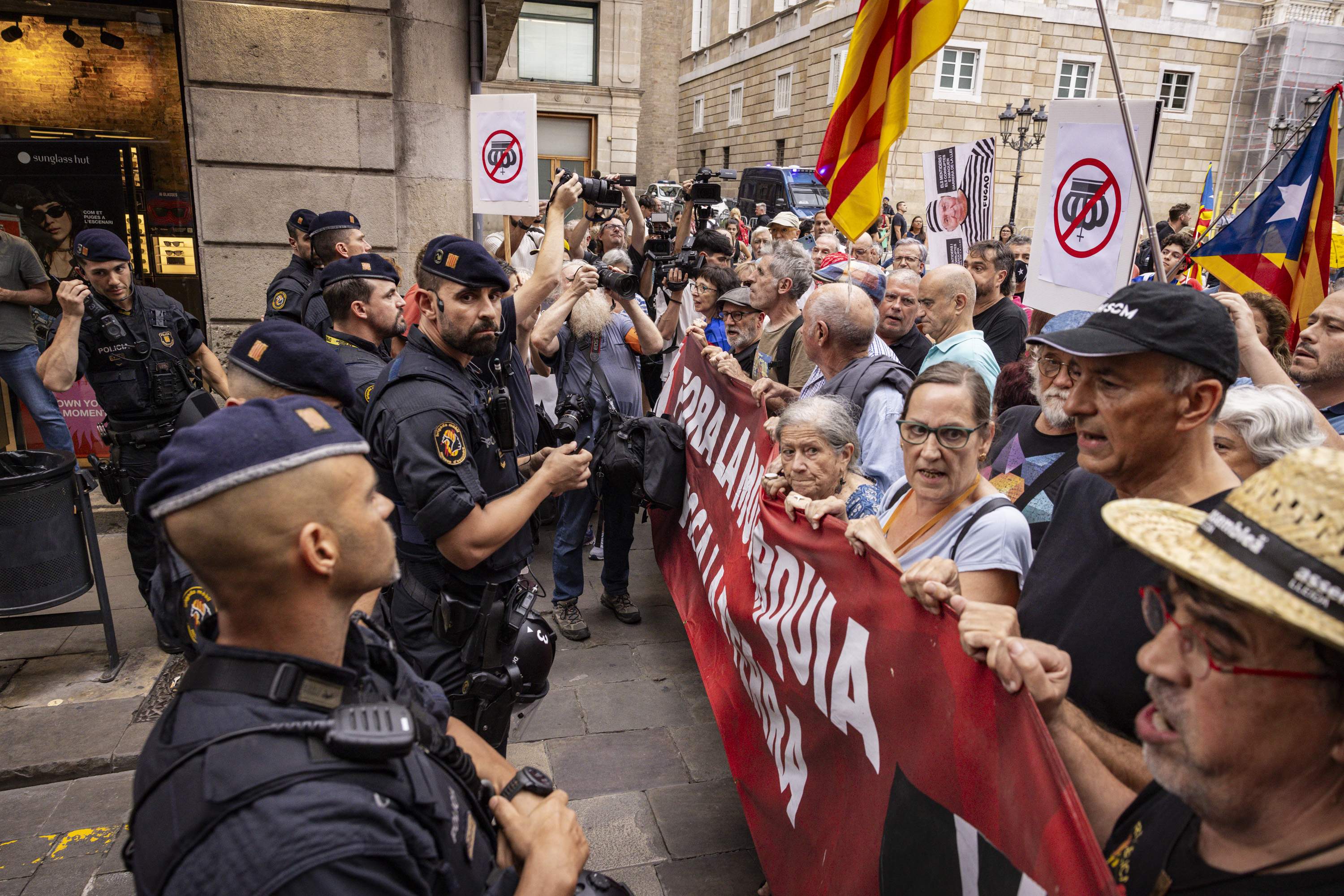 Manifestació ANC contra reis al Liceu / Foto: Carlos Baglietto