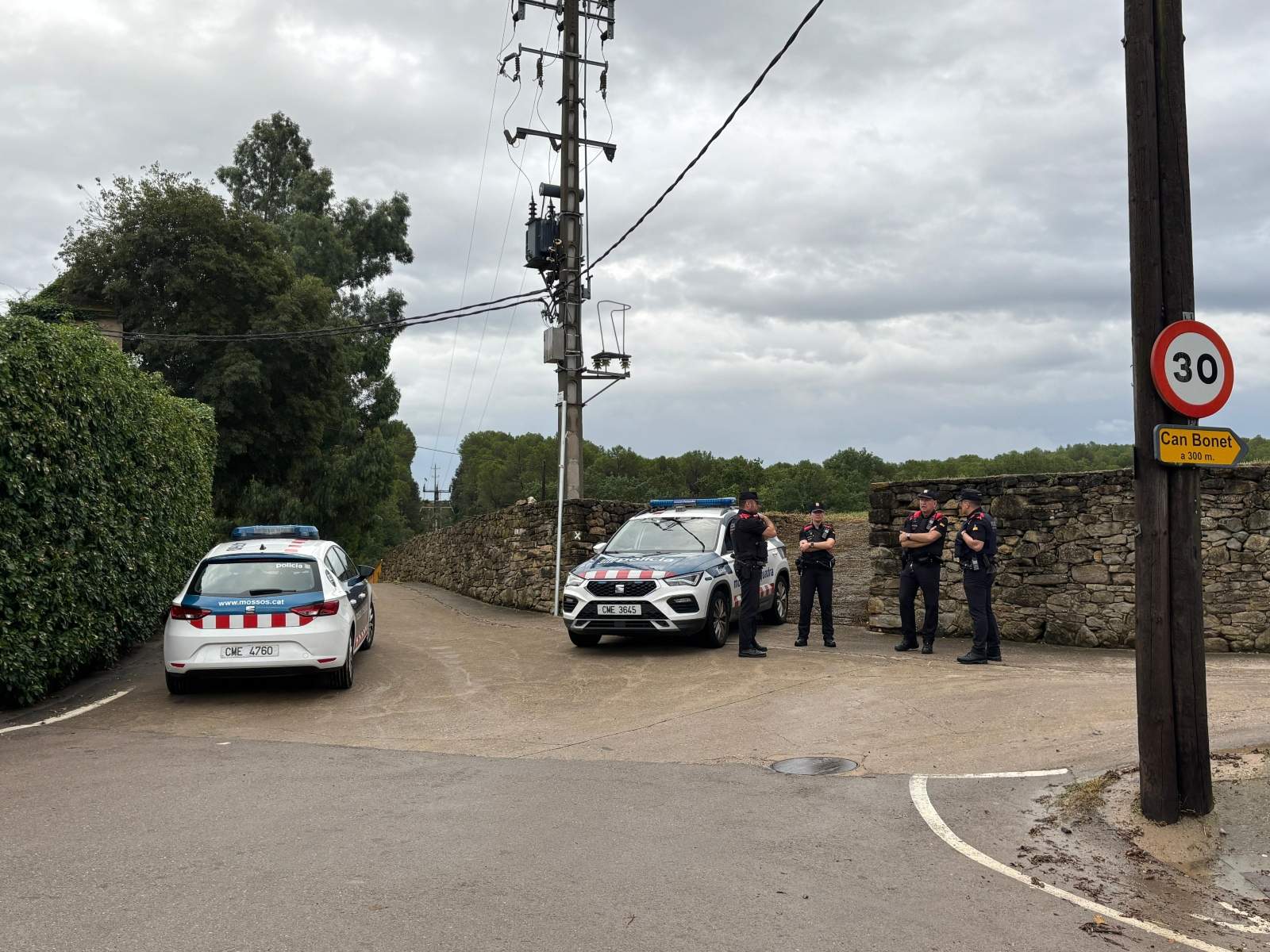 Estelades i més policies que veïns esperant la família reial espanyola a Sant Martí Vell, al Gironès
