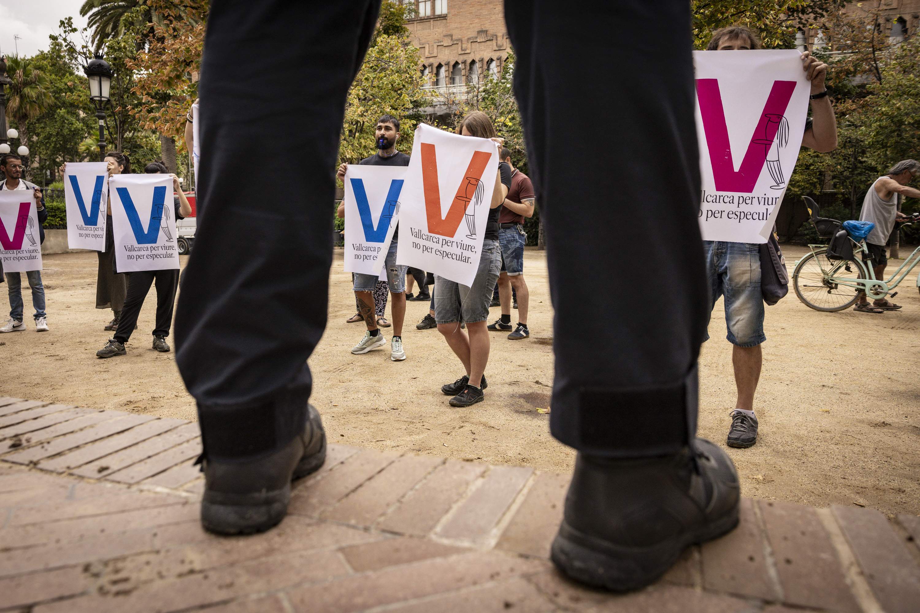 Una protesta contra els desnonaments a Vallcarca força el trasllat de la presentació del cartell de la Mercè