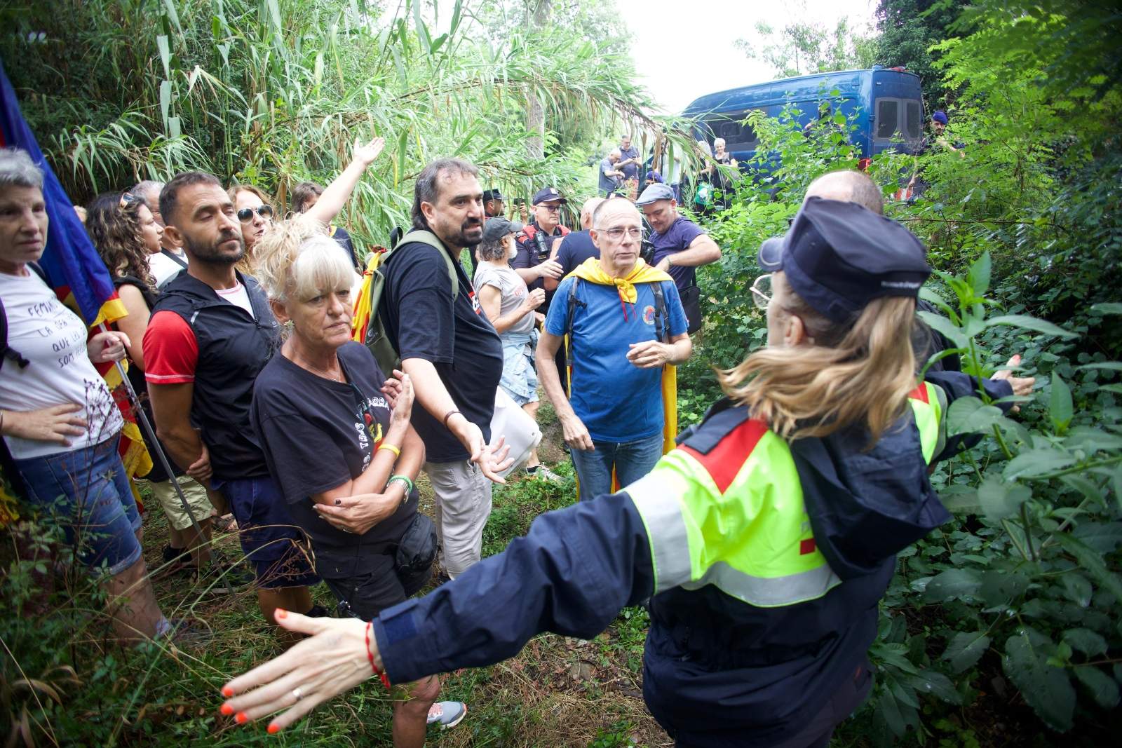 Pel bosc i perseguits pels Mossos, la protesta contra Felip VI arriba a les portes de Sant Martí Vell