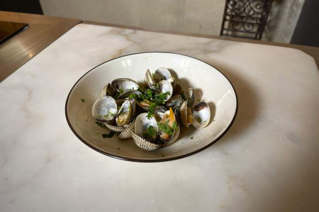 3 platos Ada Parellada con berberechos / Foto: Martí Torres 3 platos Ada Parellada con berberechos / Foto: Martí Torres