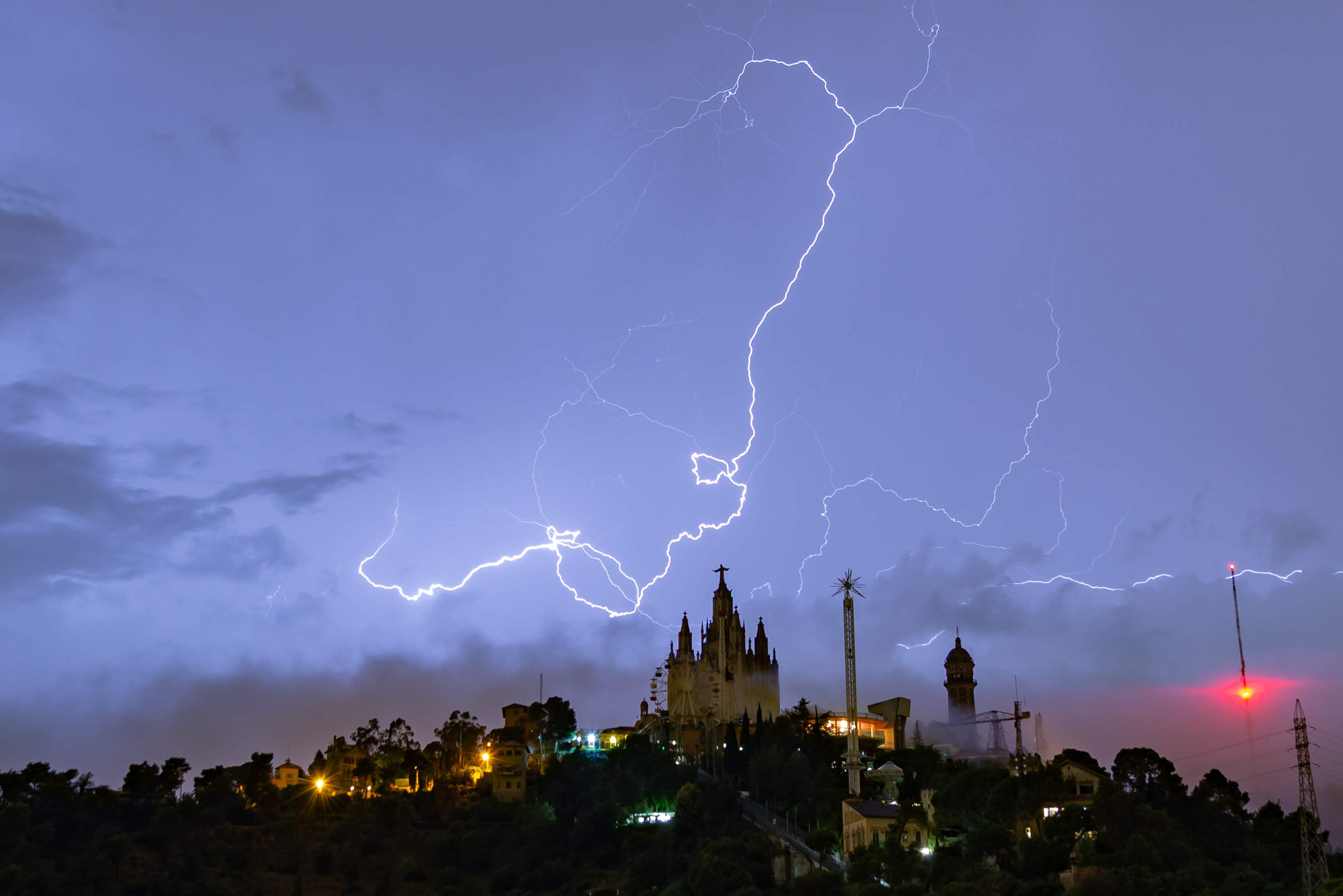 Traca final de tempestes rabioses a Catalunya: llamps, pedregades i temperatures primaverals