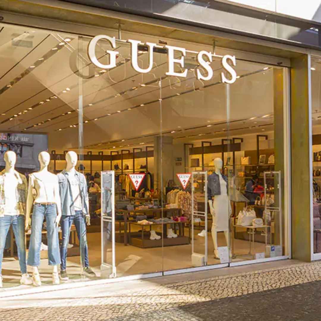 El truco de muchas mujeres para elevar cualquier look: cinturón reversible de Guess