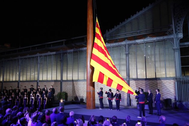 ELNACIONAL Hissada de bandera born Sergi Alcàzar ELNACIONAL Hissada de bandera born Sergi Alcàzar