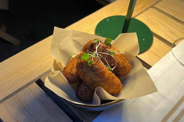 Croquetes de pernil i pollastre del restaurant Cohete. / Foto: Emma Porta Croquetes de pernil i pollastre del restaurant Cohete. / Foto: Emma Porta