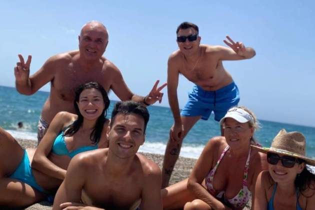 Diego Plaza y Ana Garcés, en la playa con amigos IG