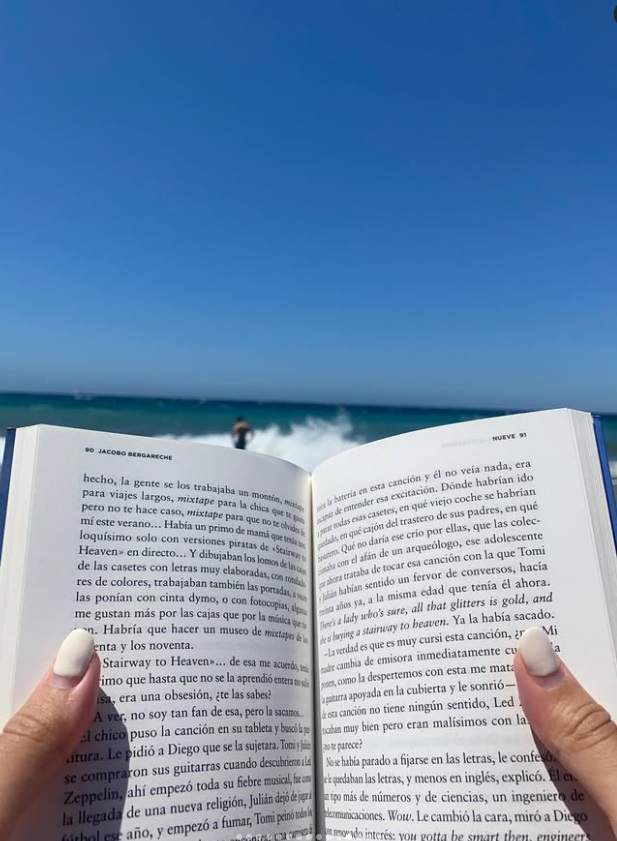 Ana Garcés, leyendo en la playa IG