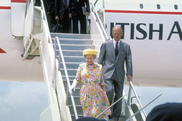 Elisabet II i Carles III abandonant un avió del model Concorde / Viquipèdia Elisabet II i Carles III abandonant un avió del model Concorde / Viquipèdia