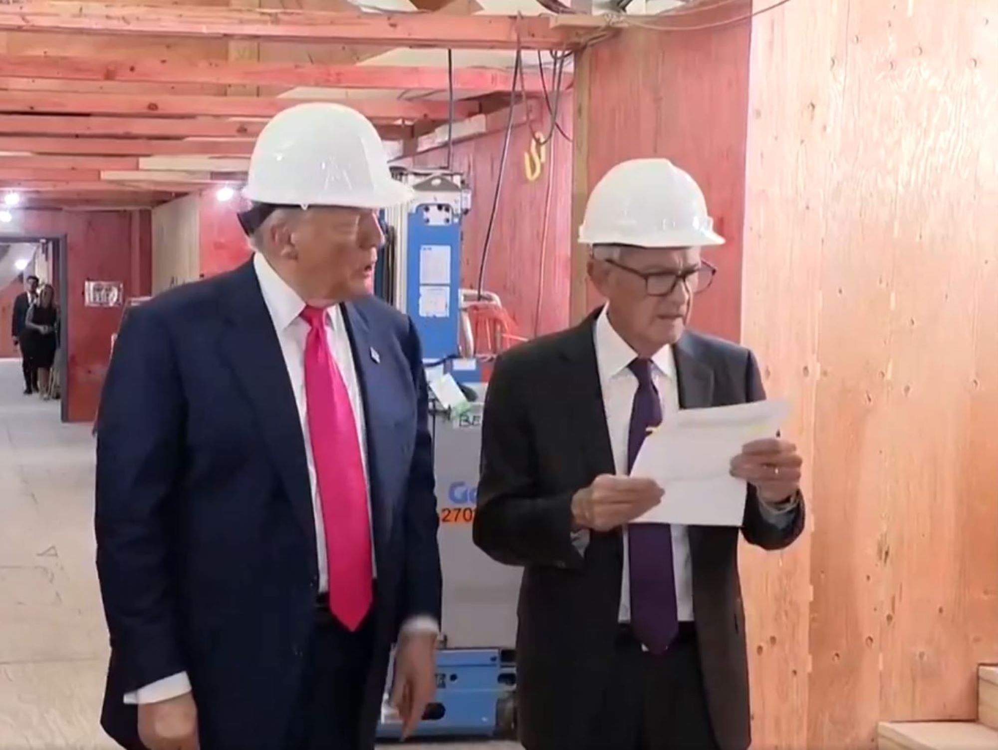 Trump, corregit en públic: Powell xoca amb el president en desmentir-lo davant les càmeres | VÍDEO
