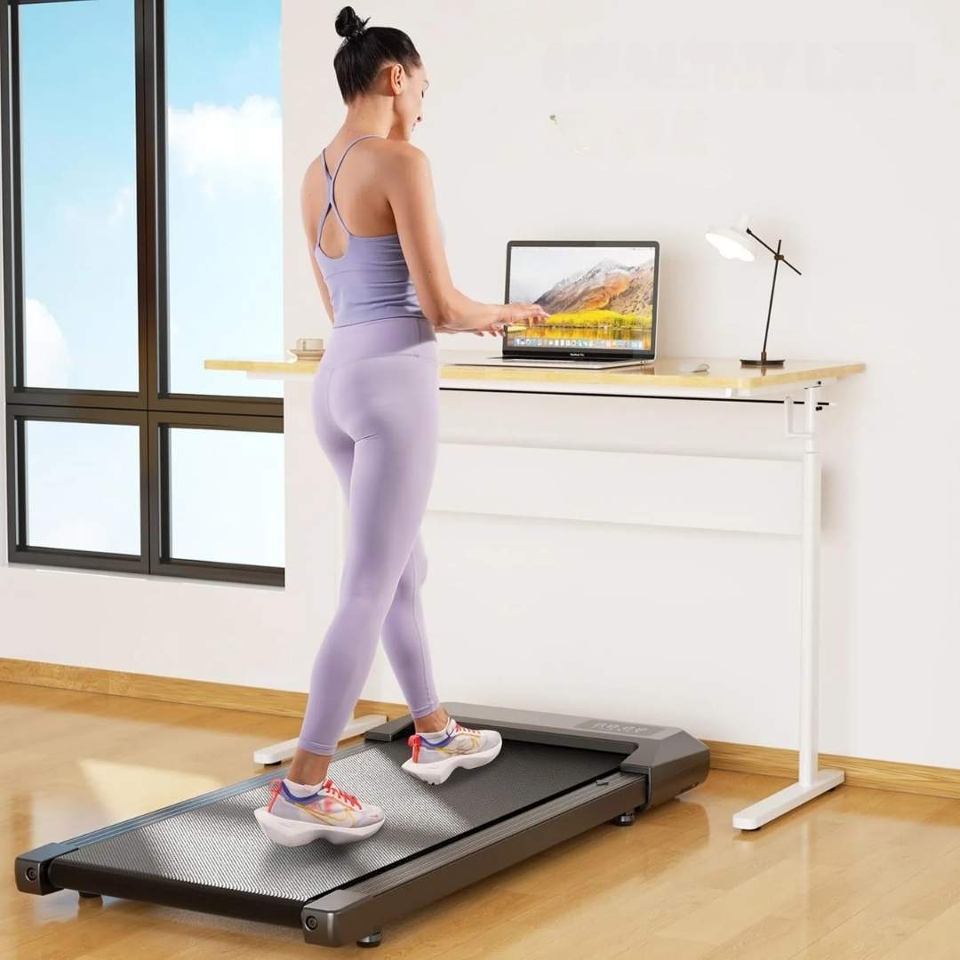 Sense temps per entrenar? Aquesta cinta et permet caminar mentre treballes (i es plega en segons)