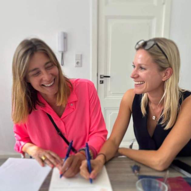 Sandra Barneda i Pascalle Paerel firmant els papers de la nova casa / Instagram Sandra Barneda i Pascalle Paerel firmant els papers de la nova casa / Instagram
