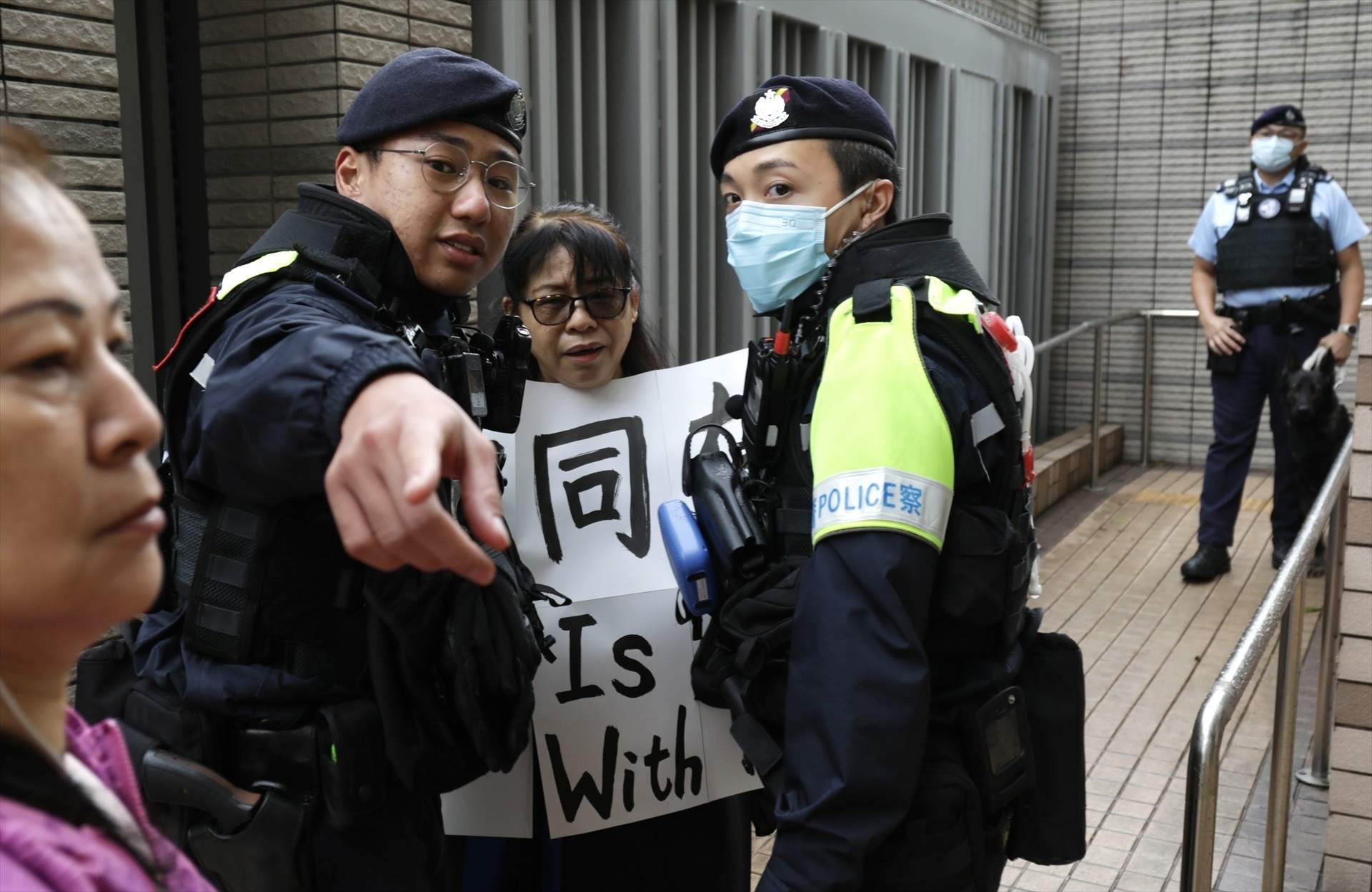 Hong Kong intensifica la represión con 19 órdenes de arresto internacional contra disidentes en el exilio