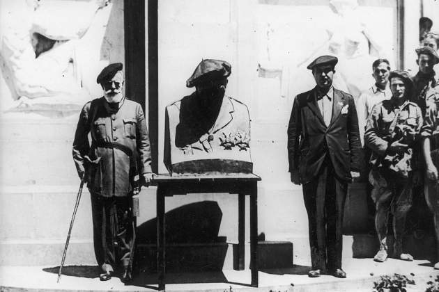 Cabanellas y Fal Conde, ninguno de los carlistas, con el busto en memoria de Sanjurjo tocado con una boina carlista (1936) / Fuente: Archivo Nacional de Polónia Cabanellas y Fal Conde, ninguno de los carlistas, con el busto en memoria de Sanjurjo tocado con una boina carlista (1936) / Fuente: Archivo Nacional de Polónia