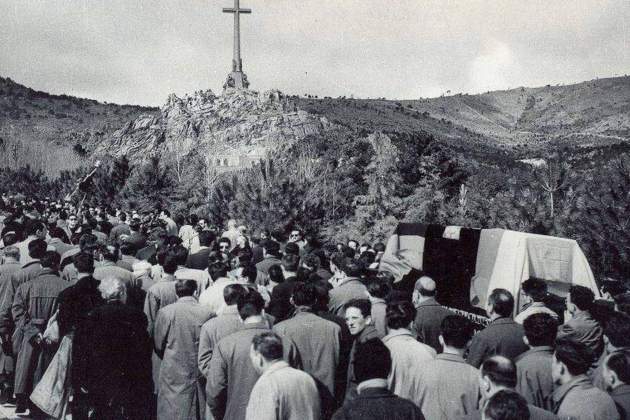 Cortejo fúnebre y traslado de los restos de Primo de Rivera en el Valle de los Caidos (1959) / Fuente: EFE Cortejo fúnebre y traslado de los restos de Primo de Rivera en el Valle de los Caidos (1959) / Fuente: EFE