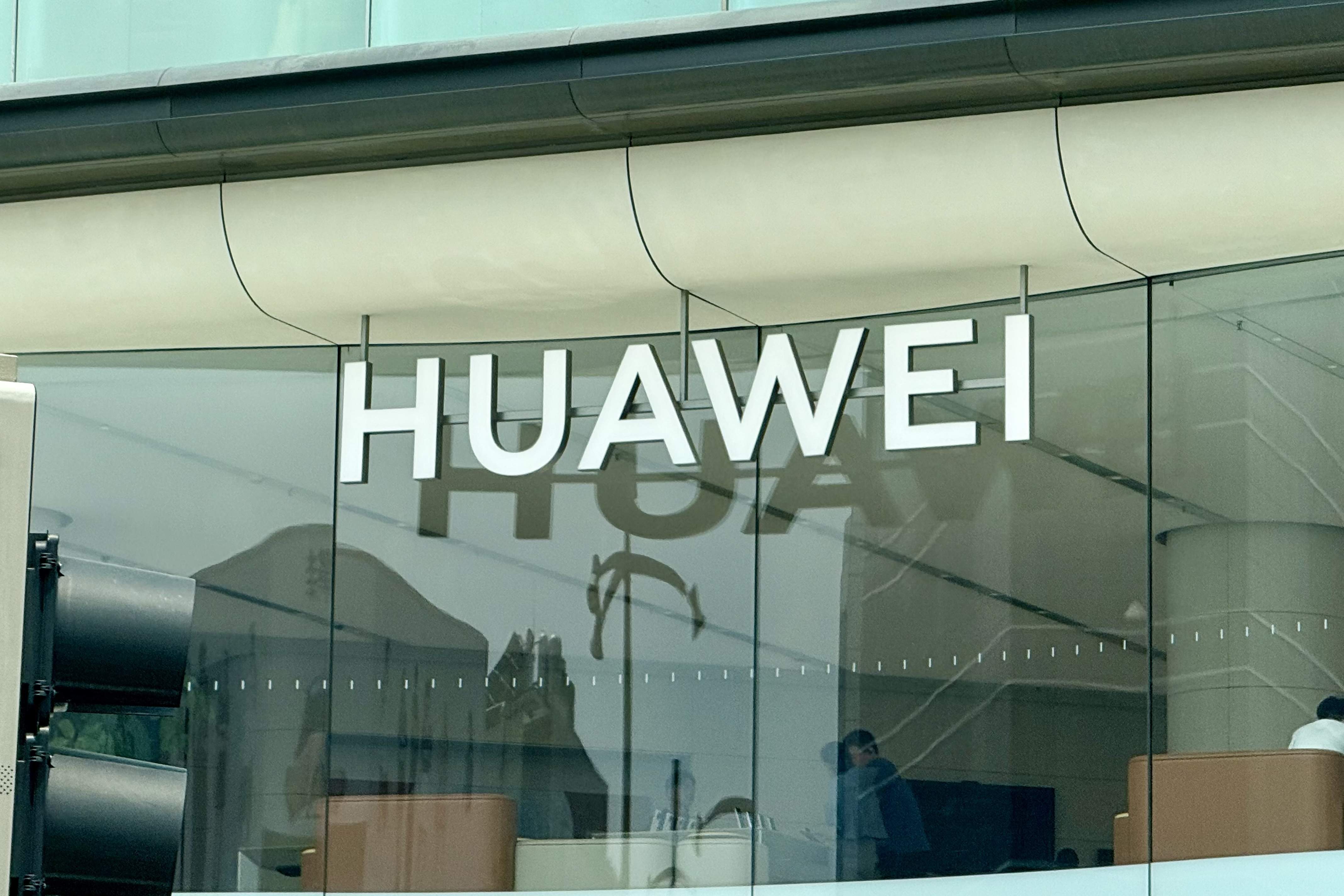 Reunió d'Illa amb Huawei a la Xina enmig la tempesta pel contracte sobre les escoltes i alertes per espionatge