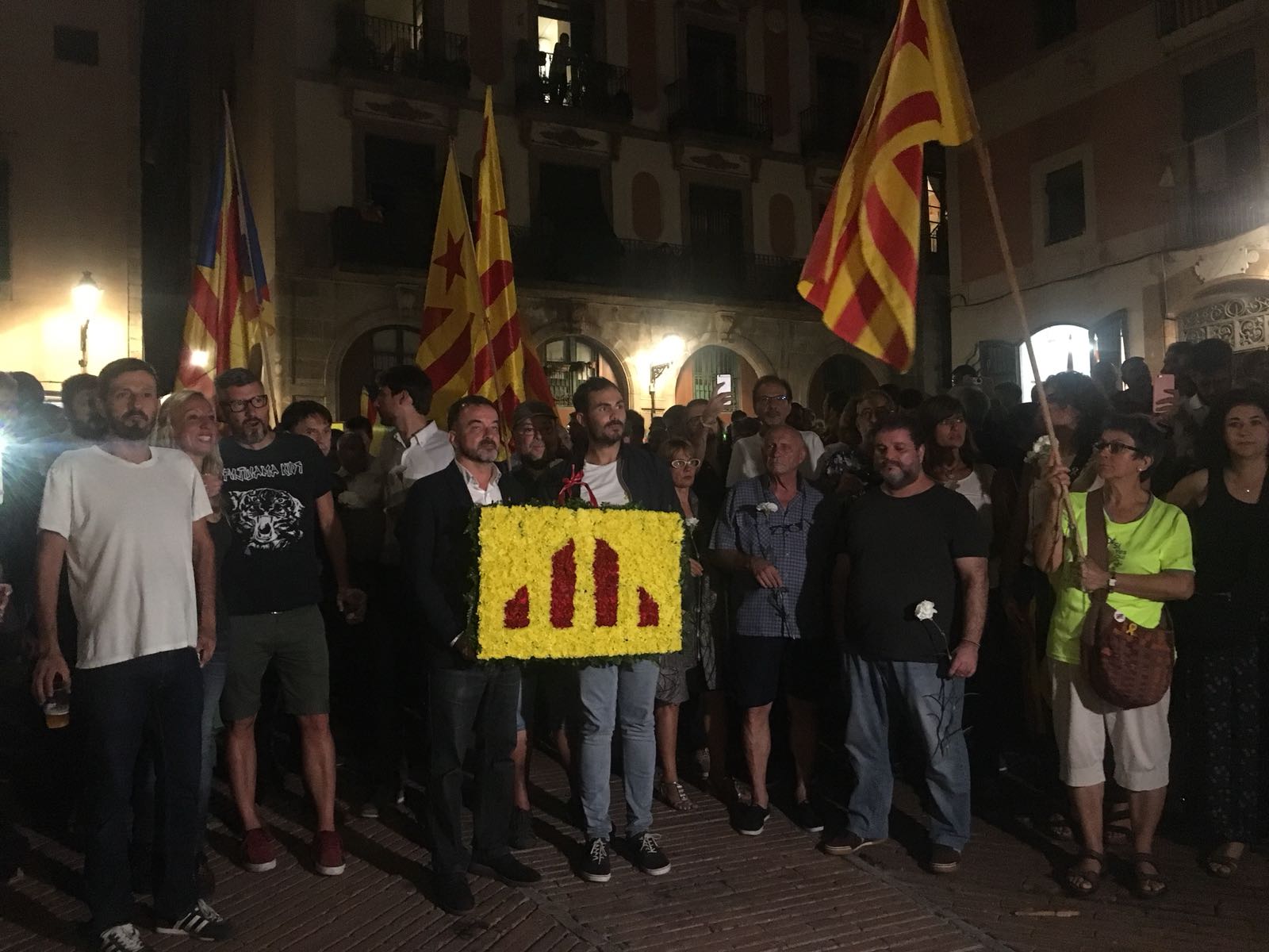 El independentismo homenajea a los presos y exiliados desde el Fossar de les Moreres