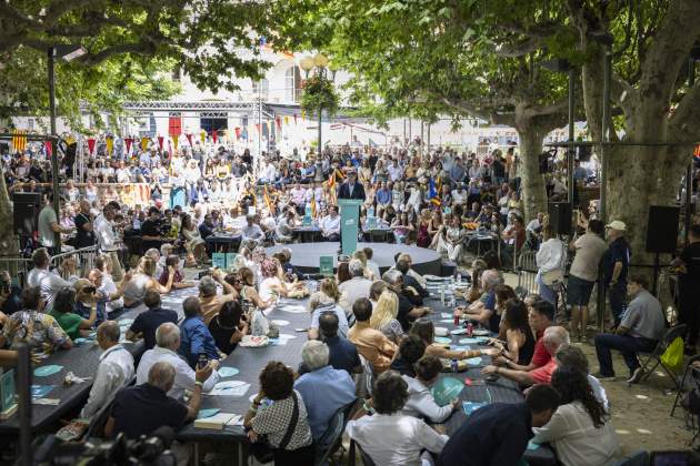 La Plaça Firal de Prats de Molló plena de gom a gom La Plaça Firal de Prats de Molló plena de gom a gom