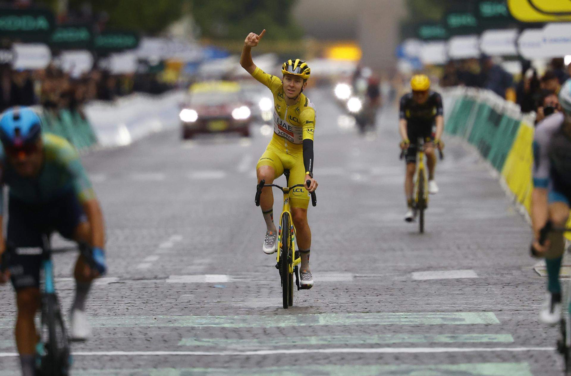 Wout van Aert se cuela en la gran fiesta de Tadej Pogacar, que logra su 4º Tour de Francia