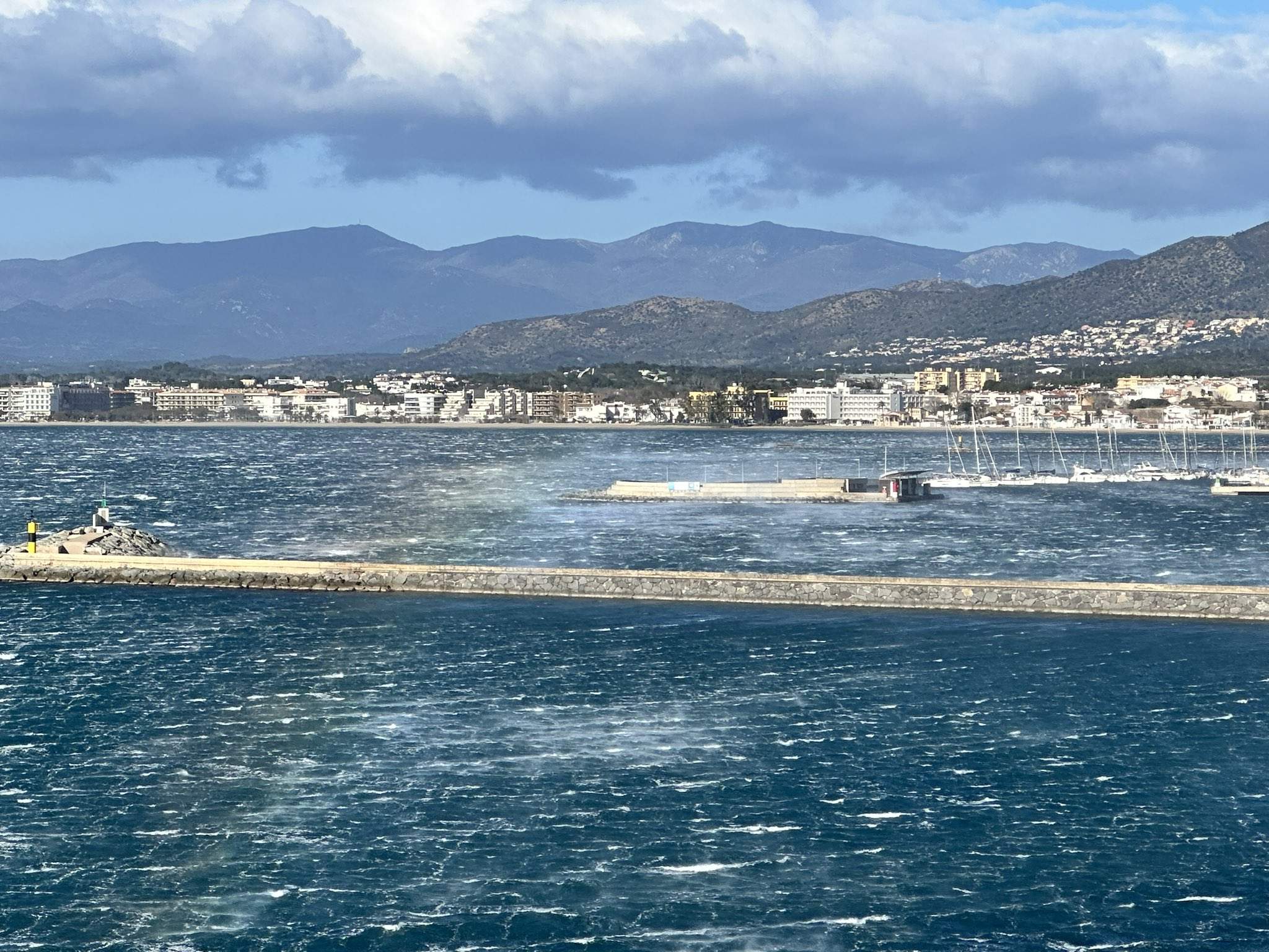 Còctel perillós aquest inici de setmana a Catalunya: vent fort, mar alterat i risc d'incendi