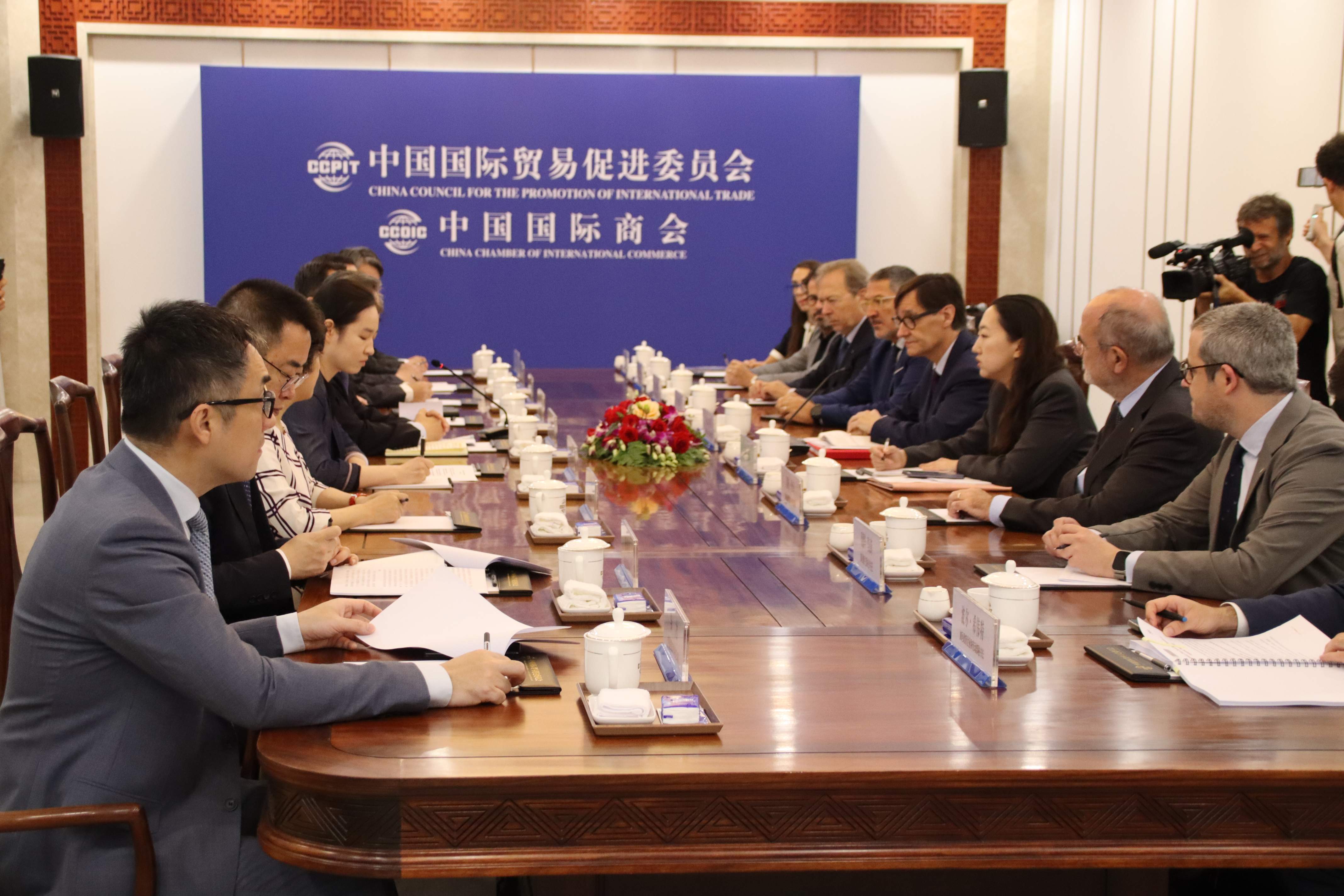 Illa afirma desde China que la gran lección de los aranceles de Trump es que hay que diversificar la economía