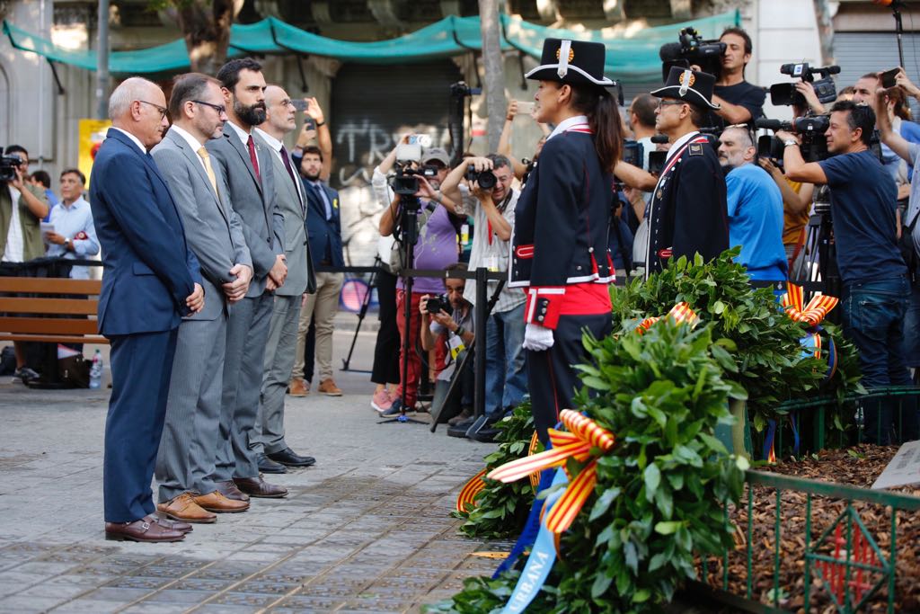 Las ofrendas al monumento de Casanova marcan el inicio de la Diada