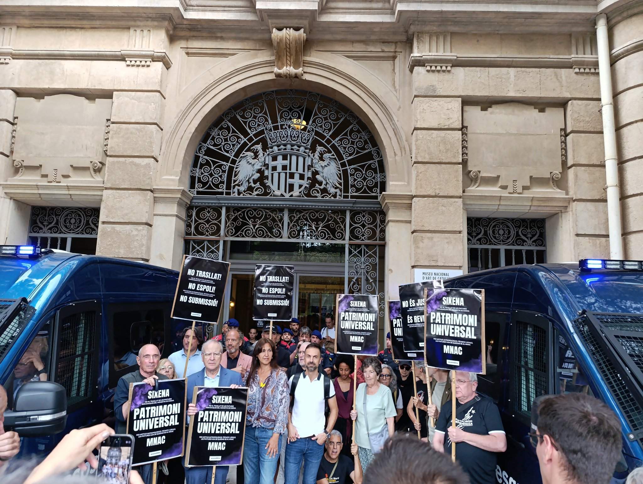 Protesta en el MNAC contra la visita de los técnicos del Aragón por las pinturas de Sijena