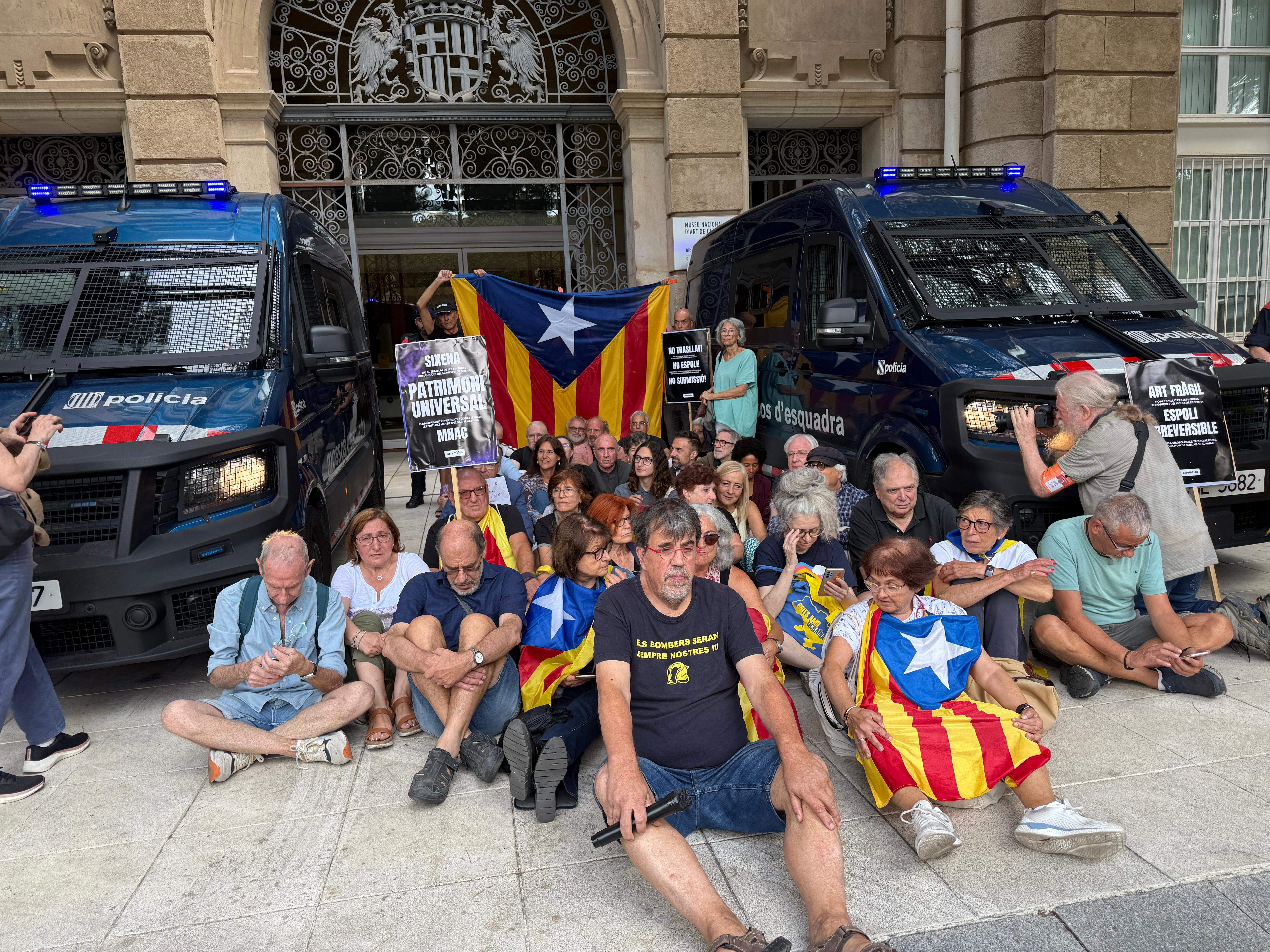 Protesta en el MNAC contra la visita de los técnicos de Aragón por las pinturas de Sijena