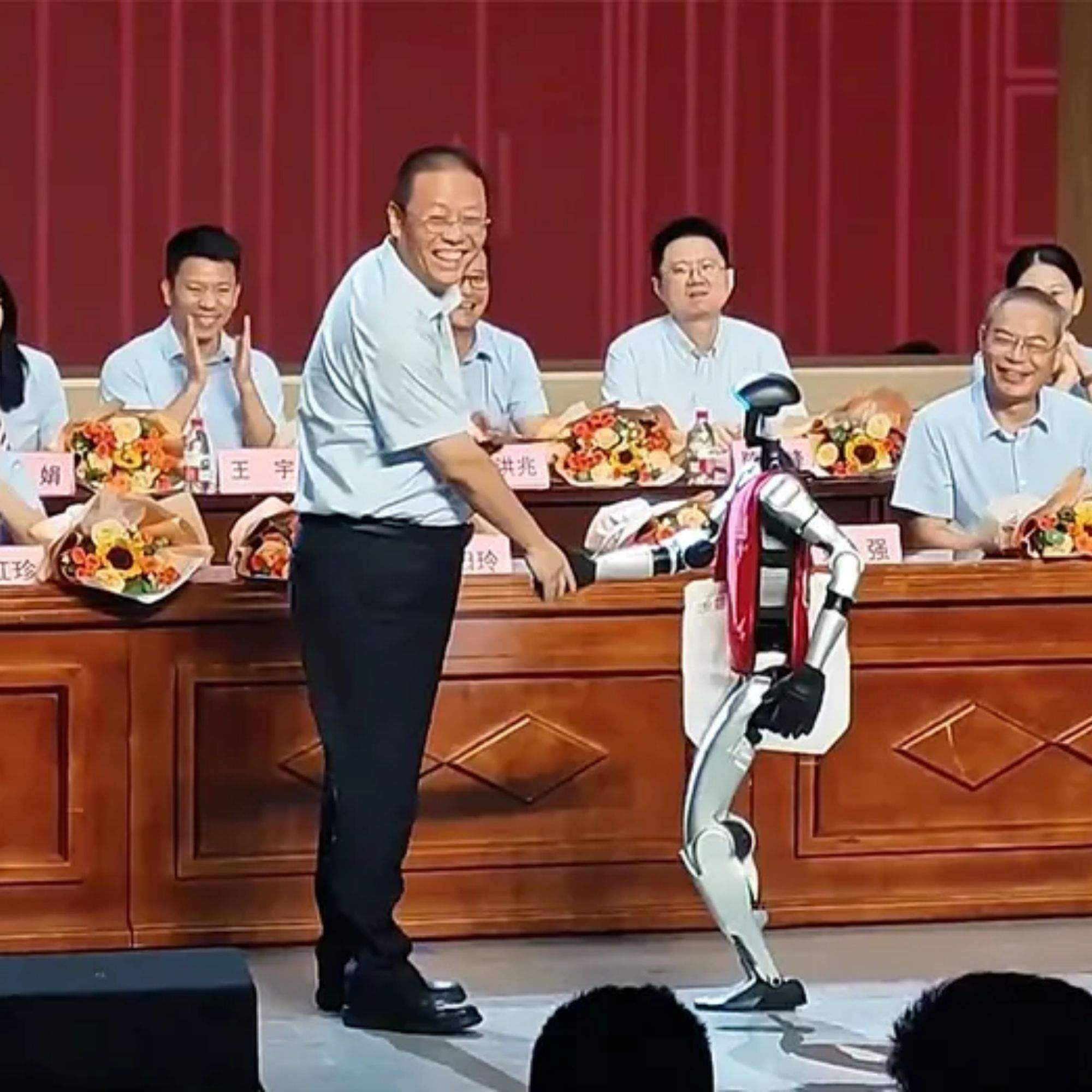 Es el primero del mundo en conseguirlo: un robot humanoide se gradúa en la escuela secundaria