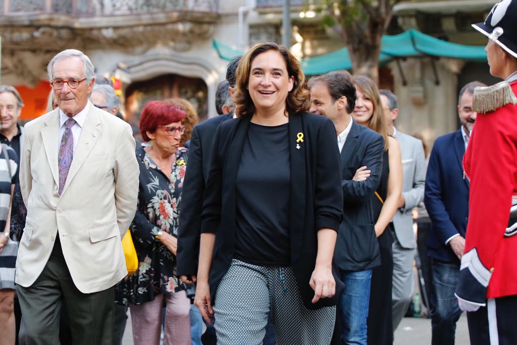 ¿Ves bien que Ada Colau haya retirado los lazos amarillos del Ayuntamiento?