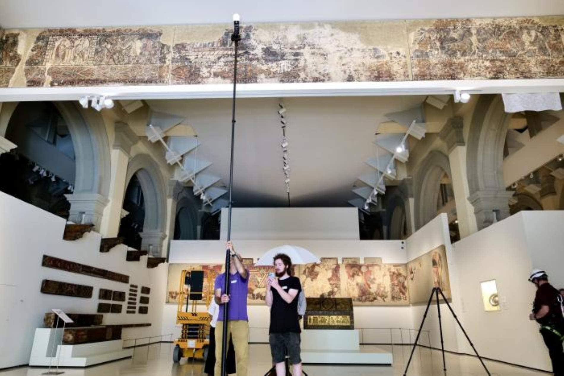 Els tècnics del govern aragonès entren al MNAC per estudiar el trasllat de les pintures de Sixena