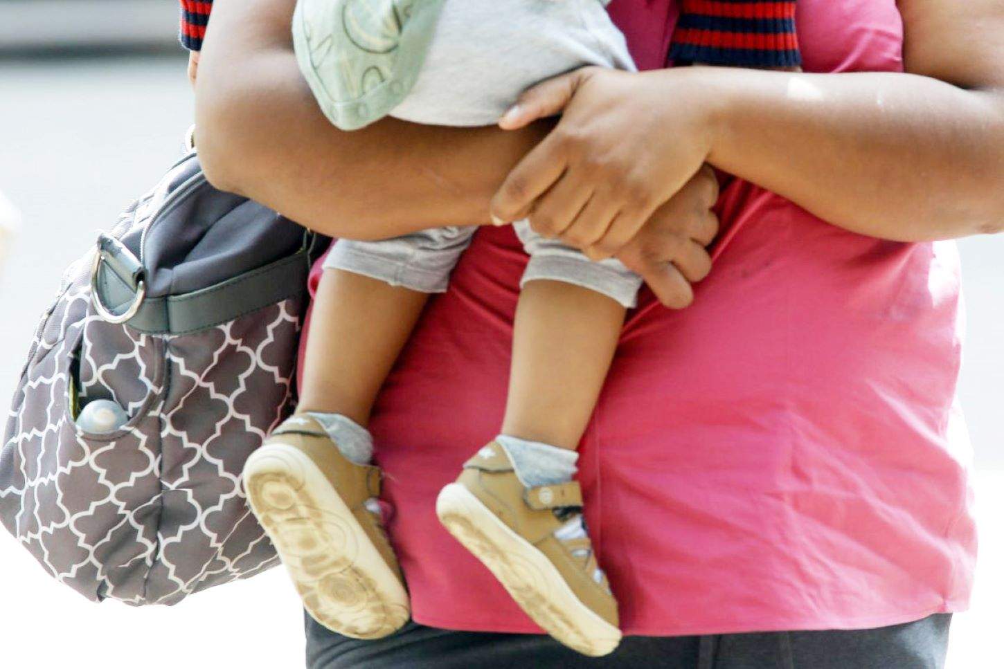 Les mares amb fills menors a càrrec tenen dret a demanar més de 1.000 euros a l'any a Hisenda