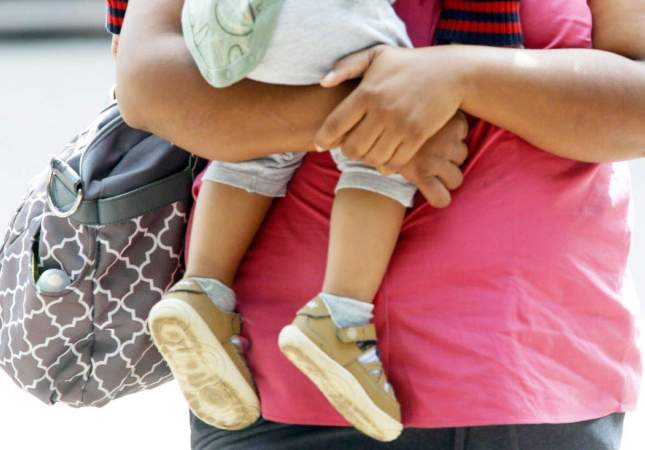 menor madre brazos efe