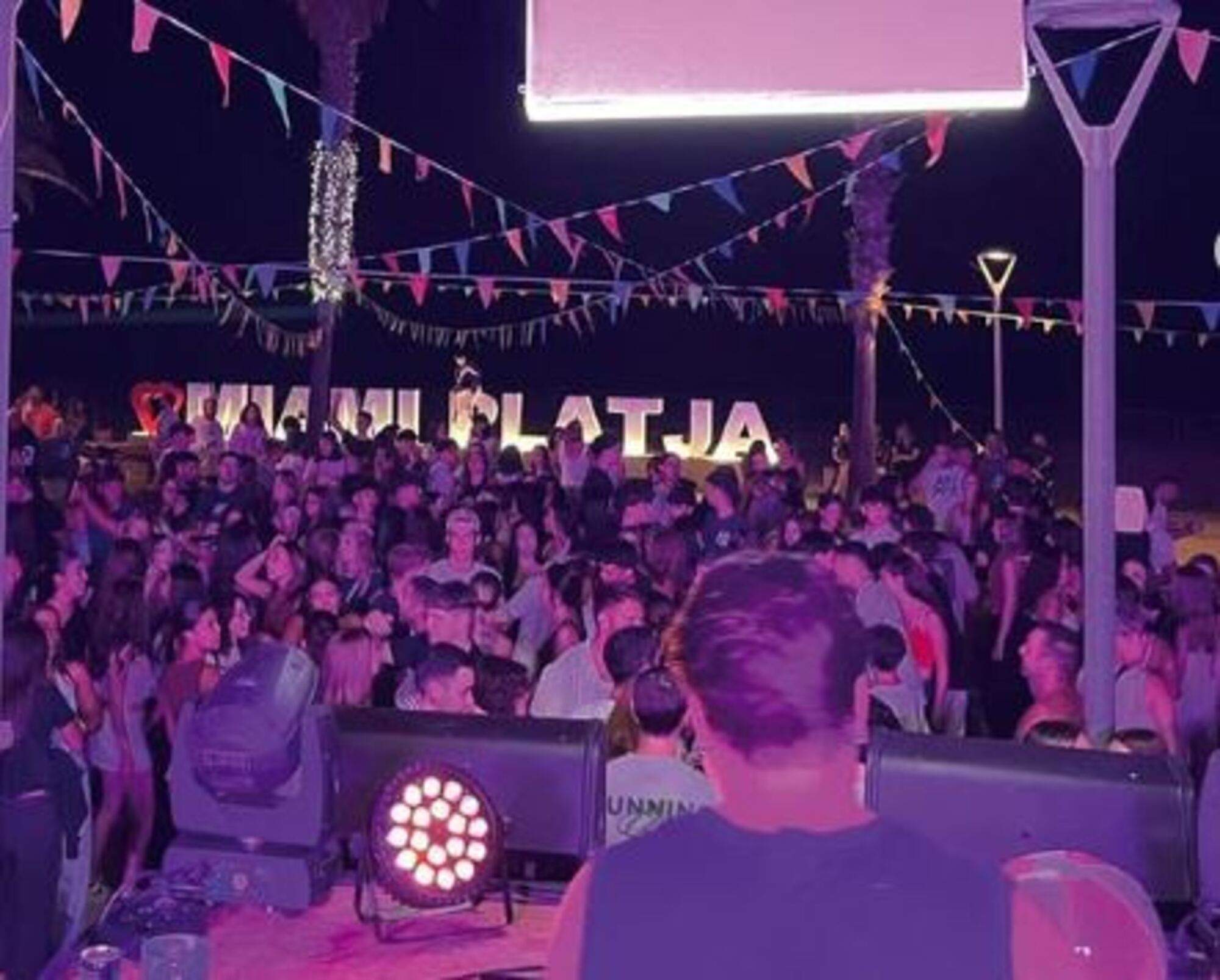 Mont-roig del Camp denuncia a un DJ por atizar el odio contra Pedro Sánchez en una fiesta en Miami Platja